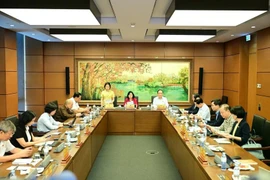 Diputados de la delegación de Hanoi debaten los proyectos de leyes (Foto: VNA)