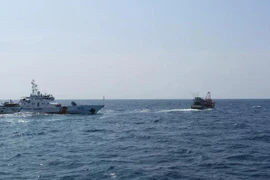 Un barco del Comando de la Región 4 de la Guardia Costera patrulla en el mar (Foto: VNA)