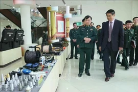 El coronel general Hoang Xuan Chien (izquierda), viceministro de Defensa de Vietnam, y el embajador de Japón en Hanoi, Ito Naoki, aprecian los modelos de procesamiento de señales de material explosivo en el VNMAC. (Foto: VNA)