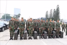 Oficiales y soldados del Ejército Real de Camboya en el Puesto Fronterizo Internacional de Moc Bai (Foto: VNA)