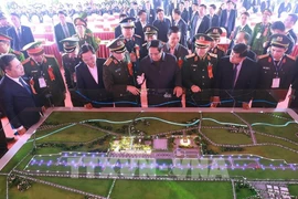 El primer ministro Pham Minh Chinh examina el esquema del aeropuerto internacional Gia Binh (Foto: VNA)