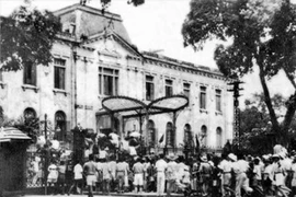 El 19 de agosto de 1945, tras un mitin en la Plaza de la Ópera, los milicianos y habitantes de Hanoi ocuparon el Palacio de Tonkín, sede del gobierno títere francés en el norte. (Foto: VNA)