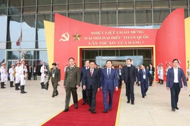 El miembro del Buró Político y miembro permanente del Secretariado del Comité Central del PCV, Tran Cam Tu, inspecciona el ensayo general de las labores de servicio para el XIV Congreso Nacional de la organización política (Foto: VNA)