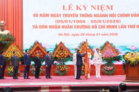 El secretario general To Lam coloca la Orden Ho Chi Minh en la bandera tradicional de la Comisión de Asuntos Internos del Comité Central del Partido (Foto: VNA)