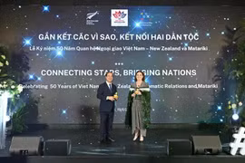 El ministro de Educación y Formación, Nguyen Kim Son, y la embajadora de Nueva Zelanda en Vietnam, Caroline Beresford, en la celebración (Foto: VNA)