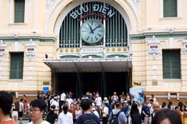 La Oficina Central de Correos de Ciudad Ho Chi Minh atrae a un gran número de visitantes (Foto: VNA)