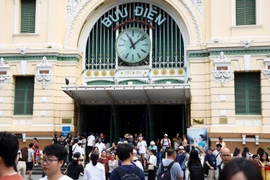 La Oficina Central de Correos de Ciudad Ho Chi Minh atrae a un gran número de visitantes (Foto: VNA)