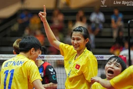 La selección femenina de sepak takraw de Vietnam se proclamó campeona tras una emocionante victoria por 2-1 contra la anfitriona Tailandia (Foto: VNA)