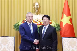 El presidente de Vietnam, Luong Cuong (derecha), recibe a Vladislav Valerievich Shapsha, gobernador de Kaluga (Foto: VNA) 