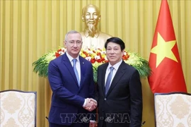 El presidente de Vietnam, Luong Cuong (derecha), recibe a Vladislav Valerievich Shapsha, gobernador de Kaluga (Foto: VNA) 