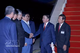 Funcionarios del Partido Popular de Camboya dan la bienvenida al miembro del Buró Político y miembro permanente del Secretariado del Comité Central del Partido Comunista de Vietnam, Tran Cam Tu (Foto: VNA)