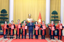El secretario general del Partido Comunista de Vietnam y presidente de la República, To Lam, entrega las decisiones de nombramiento a los jueces del Tribunal Popular Supremo. (Foto: VNA)
