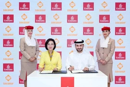 Sun Group firma un memorando de entendimiento con Emirates el 30 de abril de 2025. (Foto: Sun Group)