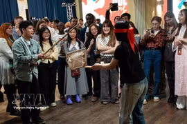 Jóvenes de la India, Indonesia y Rusia participan en un juego tradicional vietnamita. (Foto: VNA)