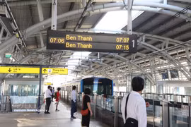 Los pasajeros esperan el metro en la estación Thao Dien, en el barrio de An Khanh, Ciudad Ho Chi Minh. (Foto: VNA)
