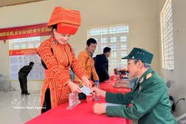 Los pobladores de la minoría étnica Dao en la aldea de Na Trang, comuna de An Lac, provincia de Bac Ninh, participan en las elecciones. (Foto: VNA)