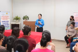 Nguyen Kim Loan, vicepresidenta de la Federación del Trabajo de Ciudad Ho Chi Minh, anima a las trabajadoras a participar en el programa de atención médica. (Foto: VNA)