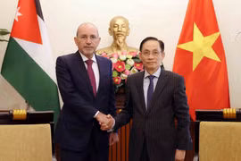 El canciller de Vietnam, Le Hoai Trung (derecha), se reúne con el viceprimer ministro y titular de Asuntos Exteriores y de los Residentes en el Exterior de Jornadia, Ayman Al Safadi (Foto: VNA)