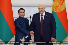El embajador de Vietnam en Bielorrusia, Nguyen Van Trung (izquierda), y el presidente bielorruso, Alexander Grigoryevich Lukashenko. (Foto: VNA)