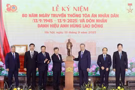 El secretario general del Partido Comunista de Vietnam, To Lam, presenta una estatua del Presidente Ho Chi Minh al Tribunal Supremo Popular (Foto: VNA)