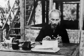 El Presidente Ho Chi Minh trabaja en el Palacio Presidencial (Foto: VNA)