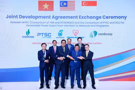 Los primeros ministros de Vietnam, Pham Minh Chinh; de Malasia, Anwar Ibrahim; y de Singapur, Lawrence Wong, atestiguan la firma del acuerdo trilateral para la exportación de energía renovable. (Foto: VNA)