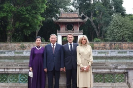 El secretario general del Partido Comunista de Vietnam, To Lam, y su esposa, junto con el presidente de Francia, Emmanuel Macron y su esposa, visitan el Templo de la Literatura (Foto: VNA)