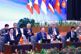 El primer ministro de Vietnam, Pham Minh Chinh (primero, a la izquierda), asiste a la sesión (Foto: VNA)