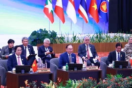El primer ministro de Vietnam, Pham Minh Chinh (primero, a la izquierda), asiste a la sesión (Foto: VNA)