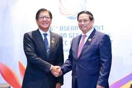 El primer ministro de Vietnam, Pham Minh Chinh (derecha), se reúne con el presidente filipino, Ferdinand Romualdez Marcos Jr. (Foto: VNA)