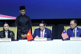 El primer ministro de Vietnam, Pham Minh Chinh (centro), firma la Declaración de Kuala Lumpur (Foto: VNA)