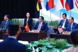 El primer ministro de Vietnam, Pham Minh Chinh (en el medio), participa en un diálogo con jóvenes representantes del Sudeste Asiático (Foto: VNA)