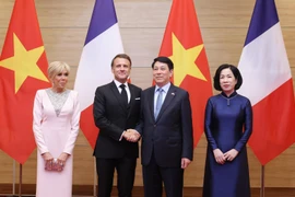 El presidente vietnamita, Luong Cuong, su homólogo francés, Emmanuel Macron, y sus esposas en el banquete en Hanoi el 26 de mayo (Foto: VNA)
