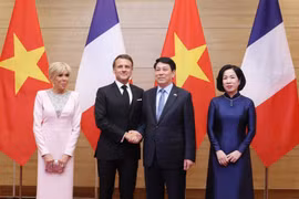 El presidente vietnamita, Luong Cuong, su homólogo francés, Emmanuel Macron, y sus esposas en el banquete en Hanoi el 26 de mayo (Foto: VNA)