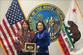 La vicepresidenta de la Asamblea Nacional de Vietnam, Nguyen Thi Thanh (derecha), entrega un recuerdo a la tesorera estatal de California, Fiona Ma. (Foto: VNA)