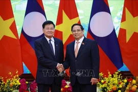 El primer ministro de Vietnam, Pham Minh Chinh (derecha), se reúne con el secretario general y presidente de Laos, Thongloun Sisoulith (Foto: VNA)