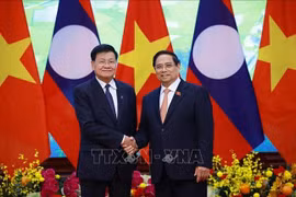 El primer ministro de Vietnam, Pham Minh Chinh (derecha), se reúne con el secretario general y presidente de Laos, Thongloun Sisoulith (Foto: VNA)