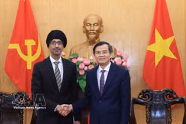 El director de la Academia Nacional de Política Ho Chi Minh, Doan Minh Huan (derecha), recibe al embajador de Singapur en Vietnam, Rajpal Singh (Foto: VNA)
