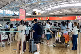 Los turistas hacen cola para facturar vuelos a la isla de Phu Quoc (Vietnam) en el Aeropuerto Internacional de Incheon, Corea del Sur. (Foto: VNA)