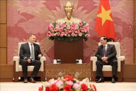 El vicepresidente de la Asamblea Nacional de Vietnam, Tran Quang Phuong, recibe al titular de la Comisión de Seguridad Nacional del Parlamento de Hungría, Zoltán Sas (Foto: VNA)