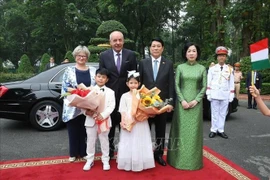 El presidente de Vietnam, Luong Cuong, y su esposa reciben al presidente de Hungría, Sulyok Tamas, y su cónyuge. (Foto: VNA)