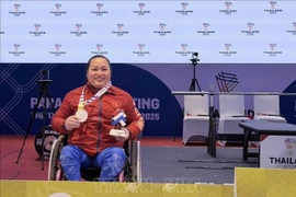 En la categoría femenina de 67 kg, Tran Thi Chau ganó la medalla de plata con un levantamiento de 93 kg (Foto: VNA)