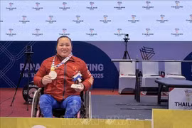 En la categoría femenina de 67 kg, Tran Thi Chau ganó la medalla de plata con un levantamiento de 93 kg (Foto: VNA)