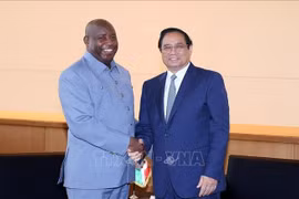 El primer ministro de Vietnam, Pham Minh Chinh (derecha), se reunió con el presidente de Burundi, Evariste Ndayishimiye, en la Semana de Alto Nivel de la 78ª Asamblea General de las Naciones Unidas en Nueva York, Estados Unidos (Foto: VNA)
