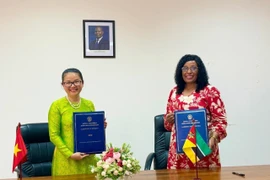 La embajadora vietnamita en Mozambique, Tran Thi Thu Thin, y la ministra de Educación y Cultura de ese país, Samaria Tovela. (Foto: Cortesía de la Embajada de Vietnam en Mozambique)