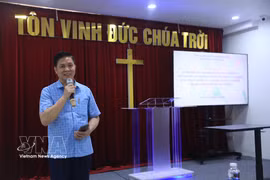 El pastor Nguyen Huu Mac, rector del Colegio Bíblico de Hanoi, interviene en la cita (Foto: VNA)