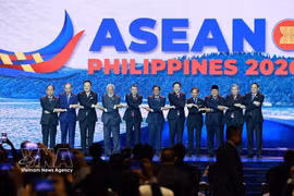 El primer ministro de Vietnam, Le Minh Hung (quinto, por la izquierda), y los jefes de delegación de los países de la ASEAN asisten a la ceremonia de apertura de la 48.ª Cumbre de la ASEAN el 8 de mayo de 2026. (Foto: VNA)