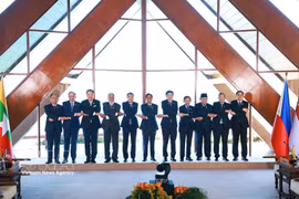 El primer ministro Le Minh Hung (quinto, por la izquierda) y los jefes de delegación asisten a la sesión restringida de la 48ª Cumbre de la ASEAN en Cebú, Filipinas. (Foto: VNA)