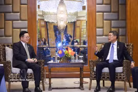 El primer ministro de Vietnam, Le Minh Hung (derecha), conversa con el secretario general de la ASEAN, Kao Kim Hourn. (Foto: VNA)
