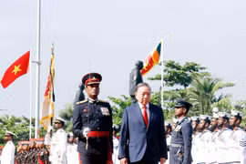 El secretario general del Partido Comunista de Vietnam y presidente del país, To Lam, pasa revista a la guardia de honor. (Foto: VNA)